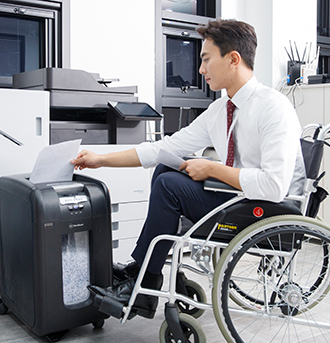 손을 모으고 있는 사람들