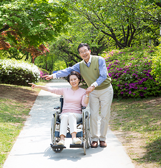 손을 모으고 있는 사람들